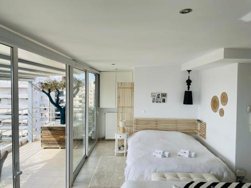 Postel nebo postele na pokoji v ubytování Sea View Luxury Studio Palaio Faliro