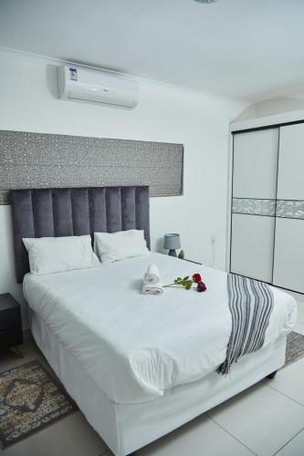 Ένα ή περισσότερα κρεβάτια σε δωμάτιο στο Serene Haven Apartments