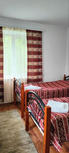 Llit o llits en una habitació de B&B in Alaverdi