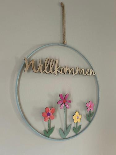 a sign that says mulhiorman with flowers on it at Grünes Seeidyll - direkt am Puddeminer Wiek! in Puddemin
