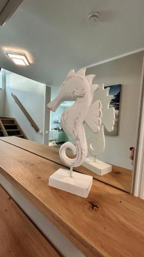 a white statue of a seahorse on a counter at Grünes Seeidyll - direkt am Puddeminer Wiek! in Puddemin