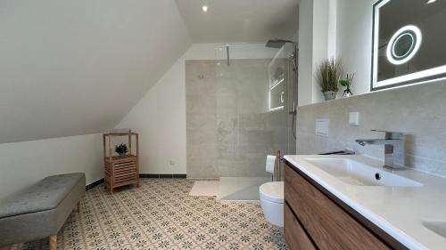 a bathroom with a sink and a toilet at Grünes Seeidyll - direkt am Puddeminer Wiek! in Puddemin