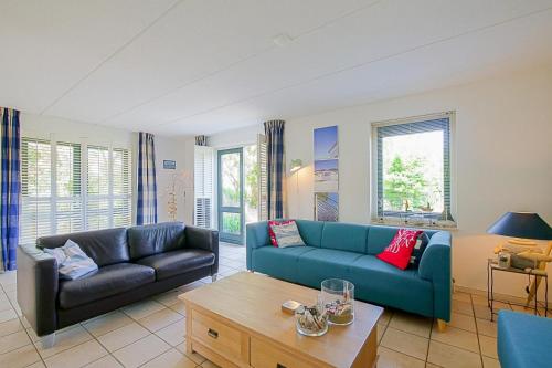 a living room with two couches and a coffee table at Noorderzon - Villaparc Duynopgangh Julianadorp aan Zee in De Zandloper