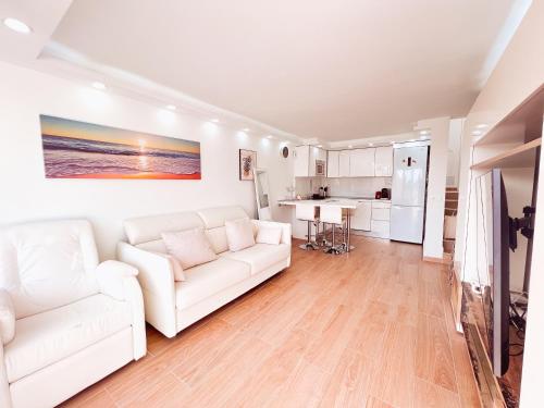 Ocean View! Parque Las Americas! Heated Pool, AC! LA05