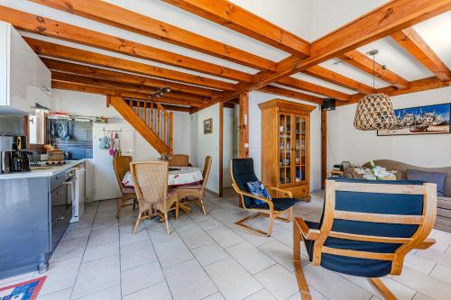 une cuisine et une salle à manger avec une table et des chaises dans l'établissement Maison Océlandes, à Saint-Julien-en-Born