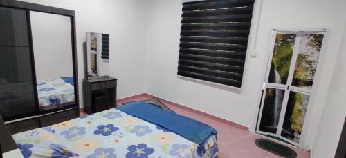 Ένα ή περισσότερα κρεβάτια σε δωμάτιο στο Homestay Ayah Chik
