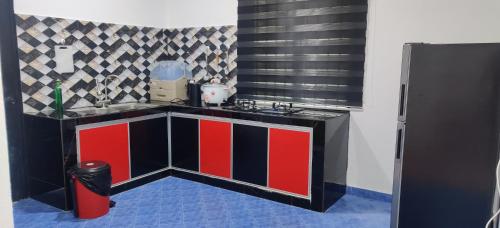 Η κουζίνα ή μικρή κουζίνα στο Homestay Ayah Chik