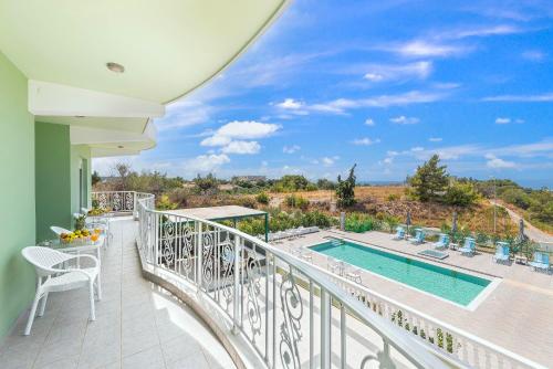 Bazén v ubytování Nimo Paradise Estate nebo v jeho okolí