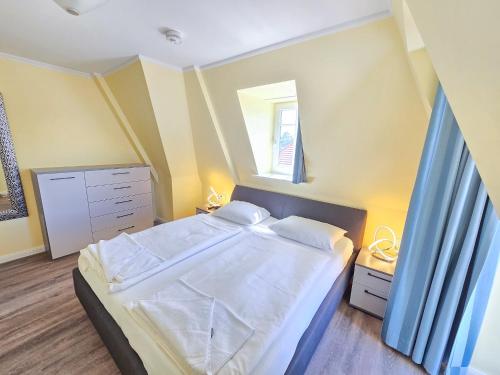 ein Schlafzimmer mit großem Bett und Fenster in der Unterkunft Strandvillen Binz - Ferienwohnung mit Panoramablick, 2 Schlafzimmern und Balkon SV-715 in Binz