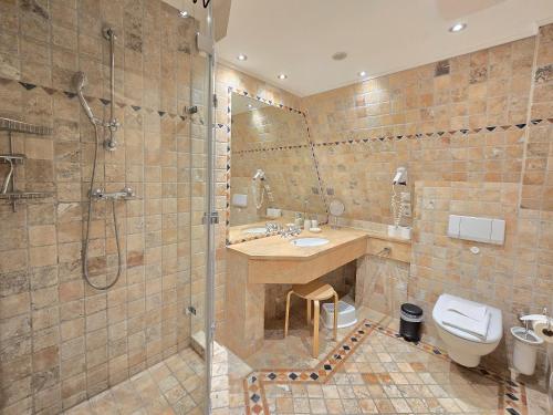 ein Badezimmer mit Dusche, Waschbecken und Toilette in der Unterkunft Strandvillen Binz - Ferienwohnung mit Panoramablick, 2 Schlafzimmern und Balkon SV-715 in Binz