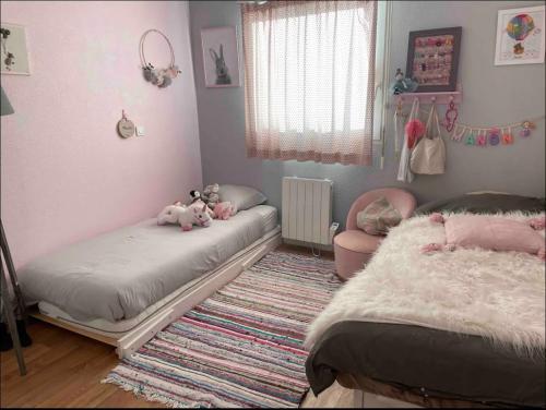 - une chambre pour enfants avec 2 lits et un tapis dans l'établissement Appartement T3 73m2 proche Bordeaux centre et aeroport, à Mérignac