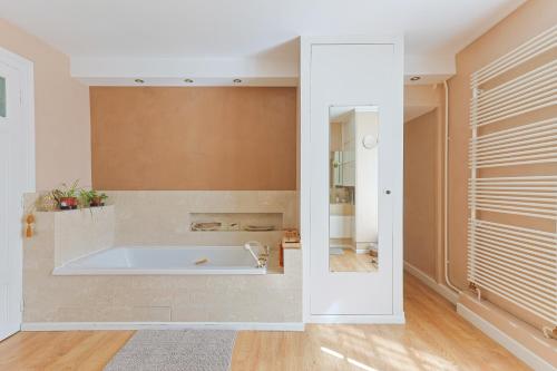 une salle de bain avec baignoire dans une chambre dans l'établissement Le Manoir de Mousseaux, à Romorantin-Lanthenay