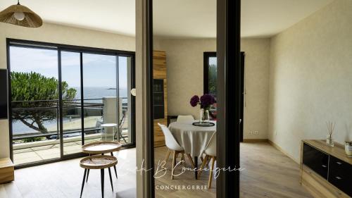 une salle à manger avec une table et une vue sur l'océan dans l'établissement BRISE MARINE APPARTEMENT 4 Pers FACE MER CONCARNEAU, à Concarneau