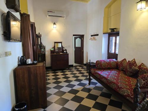 Televiisor ja/või meelelahutuskeskus majutusasutuses Dhow Palace Hotel