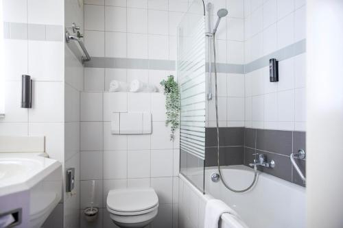 Koupelna v ubytování ACHAT Hotel Heppenheim