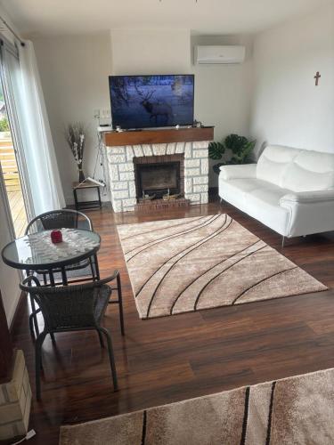 un salon avec un canapé blanc et une cheminée dans l'établissement Le deauville, à Trouville-sur-Mer