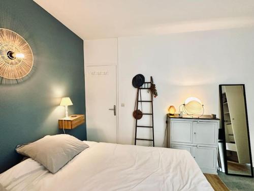 - une chambre avec un lit, un miroir et une échelle dans l'établissement Cosy Chic Family Flat in Paris, à Paris