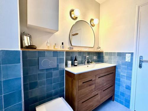 une salle de bain avec un lavabo et un miroir et des toilettes dans l'établissement Cosy Chic Family Flat in Paris, à Paris