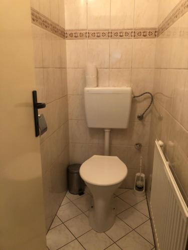 a small bathroom with a toilet and a tub at Lovecká chata Myslivna in Hrušovany nad Jevišovkou