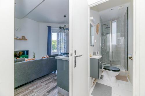 une salle de bain avec une douche, des toilettes et un lavabo dans l'établissement R'Apparts Studio Little Nature, à Grenoble