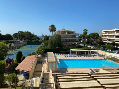 - une vue sur la piscine et le court de tennis dans l'établissement Appartement Résidence Héliotel, à Saint-Laurent-du-Var