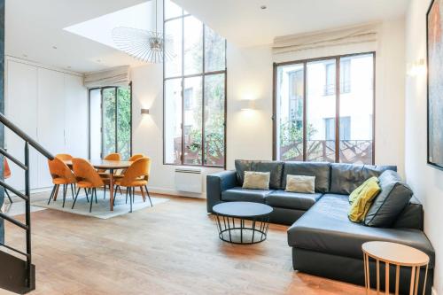 un salon avec un canapé et une table dans l'établissement Bastille - Elegant duplex loft -6P, à Paris