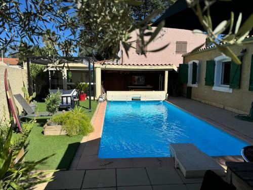 une piscine dans l'arrière-cour d'une maison dans l'établissement Villa Piscine Perpignan, à Perpignan