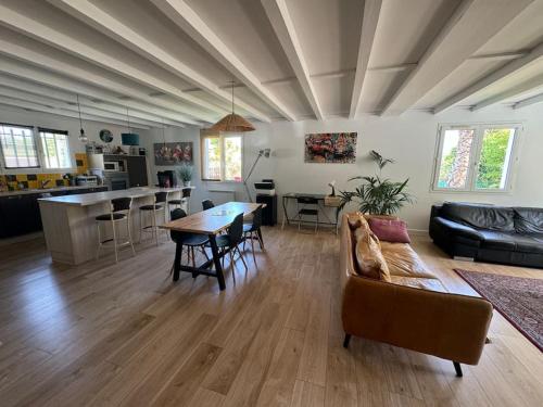 un salon avec un canapé et une table dans l'établissement Villa Piscine Perpignan, à Perpignan