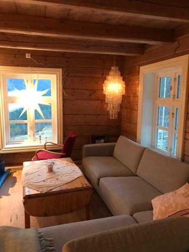 un soggiorno con un divano e un tavolo di Jostedal Lodge a Jostedal