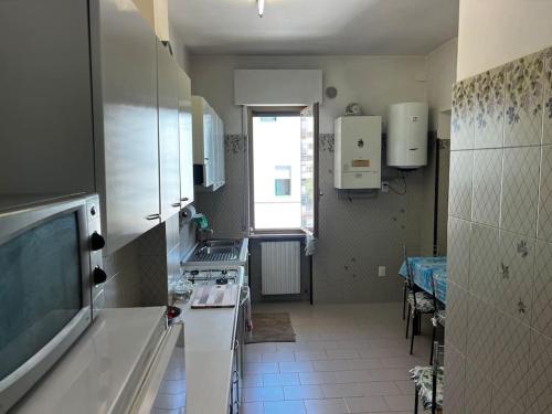 A kitchen or kitchenette at Appartamento sul mare