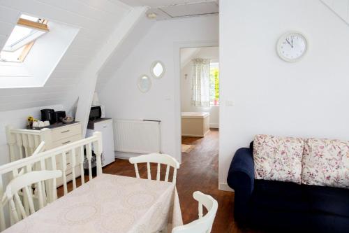 un salon avec une table et un canapé dans l'établissement Chambre privée à la campagne avec deux lits doubles petit déjeuner inclus, à Laniscat