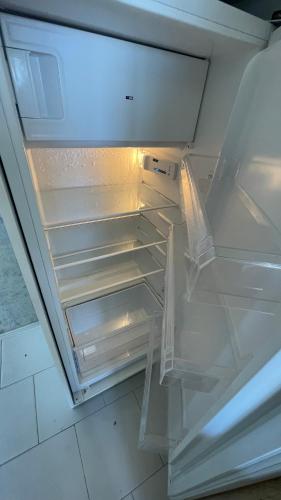 un réfrigérateur vide avec sa porte ouverte dans une cuisine dans l'établissement FIREWORKS VIEW - 6 Persons, à Antibes