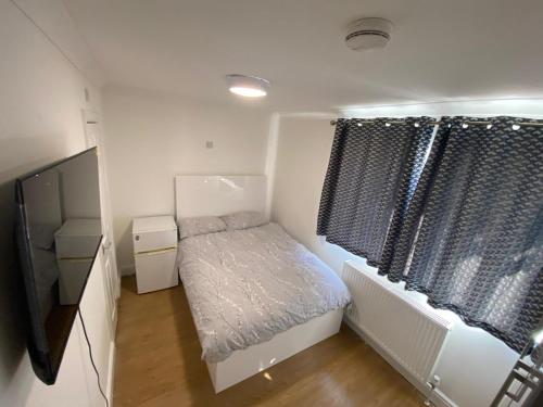 Postel nebo postele na pokoji v ubytování THE ROYAL BOUTIQUE LONDON LODGE By HEATHROW SLEEP 8