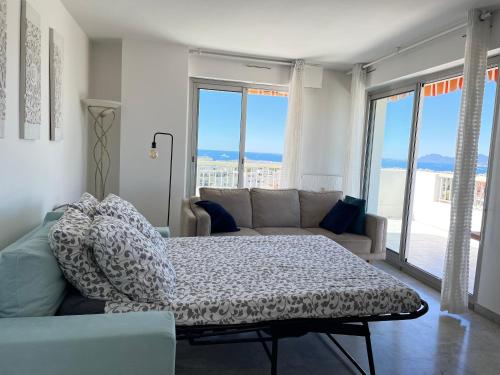 un salon avec un canapé et une table dans l'établissement FIREWORKS VIEW - 6 Persons, à Antibes