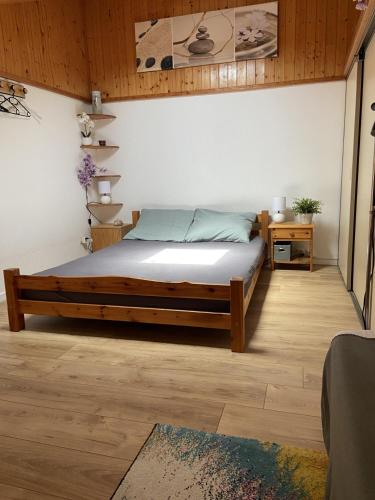 une chambre avec un grand lit dans une pièce dans l'établissement Eden, à Leucate