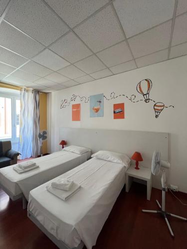 une chambre avec deux lits et une chambre avec dans l'établissement Smart Accomodation, à Trieste