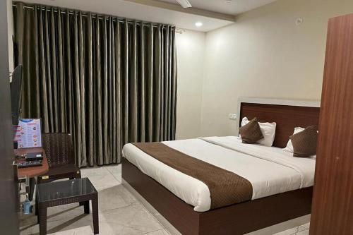 Una cama o camas en una habitación de Le Blue Moon Near Hyatt Regency