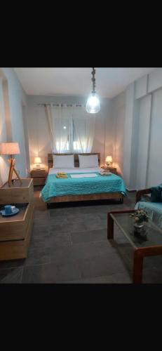 ein Schlafzimmer mit einem Bett, zwei Lampen und einem Tisch in der Unterkunft Pines Flat in Fourka