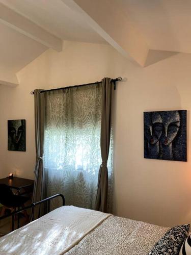 une chambre avec un lit et une fenêtre dans l'établissement cosy house, à Ambarès-et-Lagrave