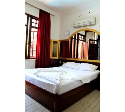 Ένα ή περισσότερα κρεβάτια σε δωμάτιο στο Meşe Hotel