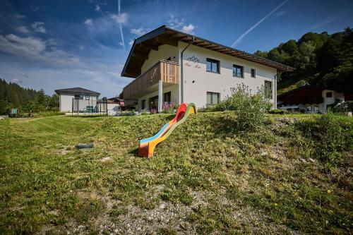 dom ze zjeżdżalnią przed domem w obiekcie Haus Joan - Apartments w Saalbach Hinterglemm