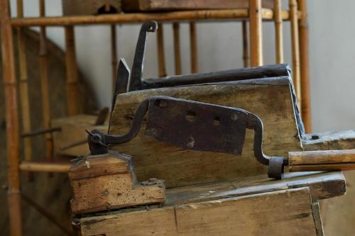 a metal object sitting on top of a wooden box at Guesthouse Mareti in Shuakhevi