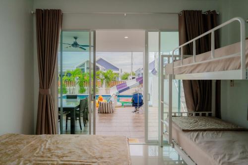 Cama o camas de una habitación en พลอยพูลวิลล่า ชะอำ 3 Ploy Poolvilla Cha-am 3