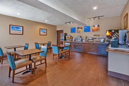 Køkken eller tekøkken på Comfort Inn Whitehall near Michigan's Adventure