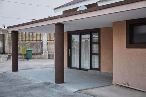 曼齐尼Serene Haven Apartments II的停车场内有玻璃门的空楼