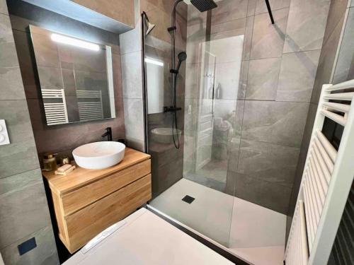 une salle de bain avec douche et lavabo dans l'établissement Lumineux T2 tout équipé Vichy Centre, à Vichy