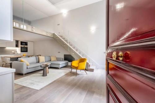 Il comprend une cuisine et un salon avec un réfrigérateur rouge. dans l'établissement Marais - Temple, à Paris
