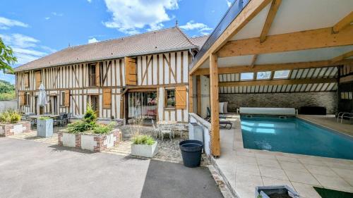 une maison avec une piscine devant dans l'établissement Maison Calme 14 personnes, piscine, jardin et parking, à Buchères