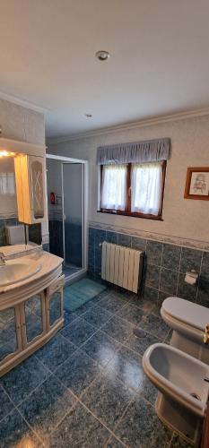 ein Badezimmer mit zwei Waschbecken und einer Dusche in der Unterkunft Casa Angelín Muros del Nalón 4 Hab, 2 baños 1 aseo - VV-3049-AS in Muros de Nalón