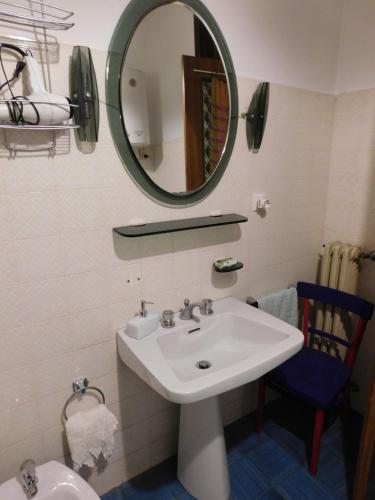 a bathroom with a sink and a mirror at Villa Maria Lake View,7 minuti a piedi dal centro, parcheggio privato in Torri del Benaco